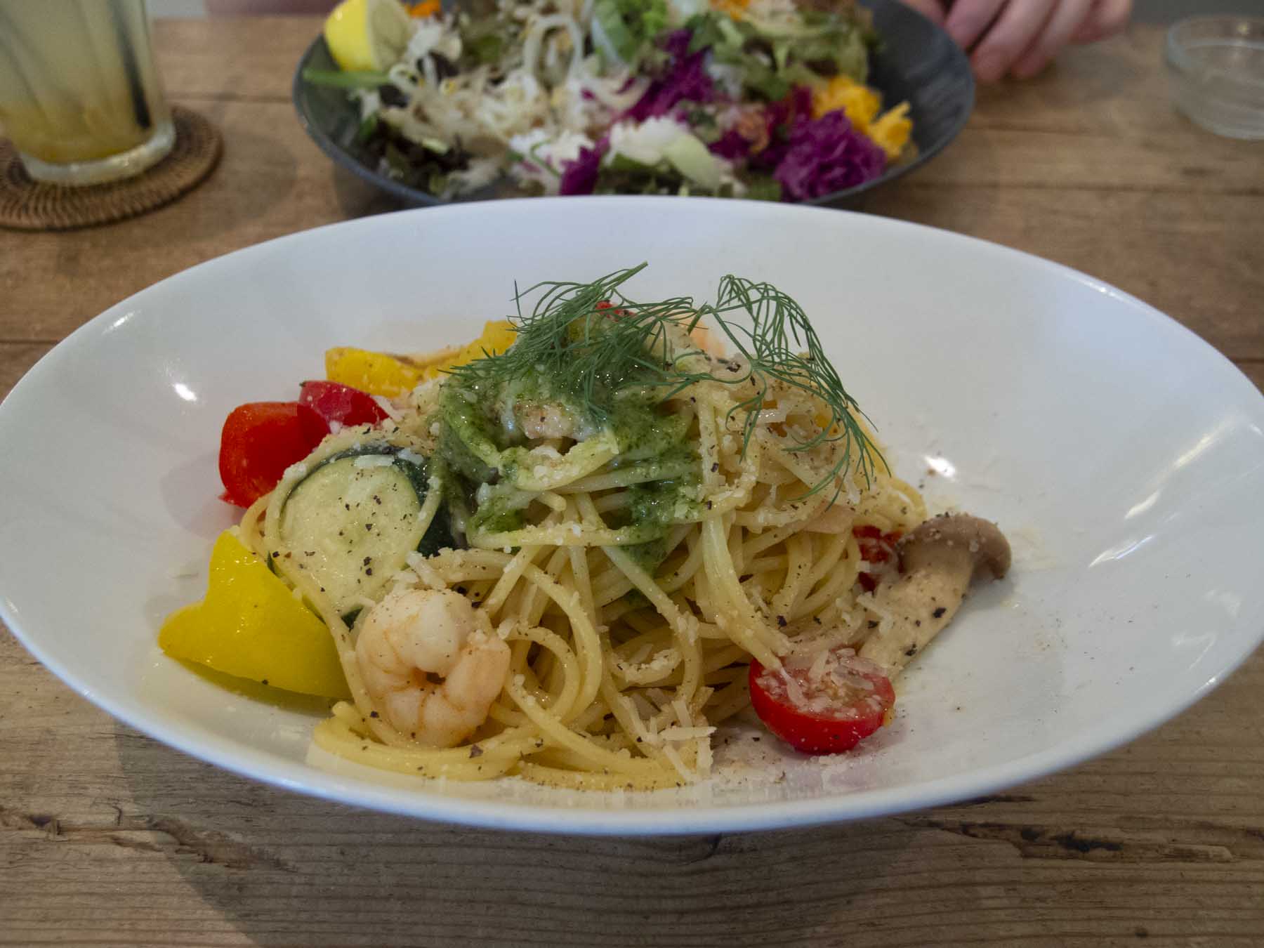 エビと夏野菜のオイルベースパスタのクローズアップ写真